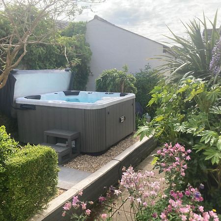Bryntirion Farmhouse Apartment With Hot Tub Llanfair Caereinion Bagian luar foto