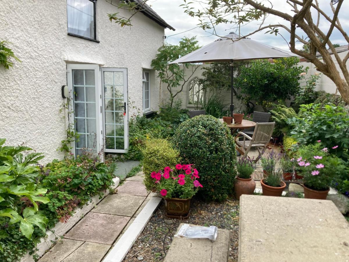 Bryntirion Farmhouse Apartment With Hot Tub Llanfair Caereinion Bagian luar foto