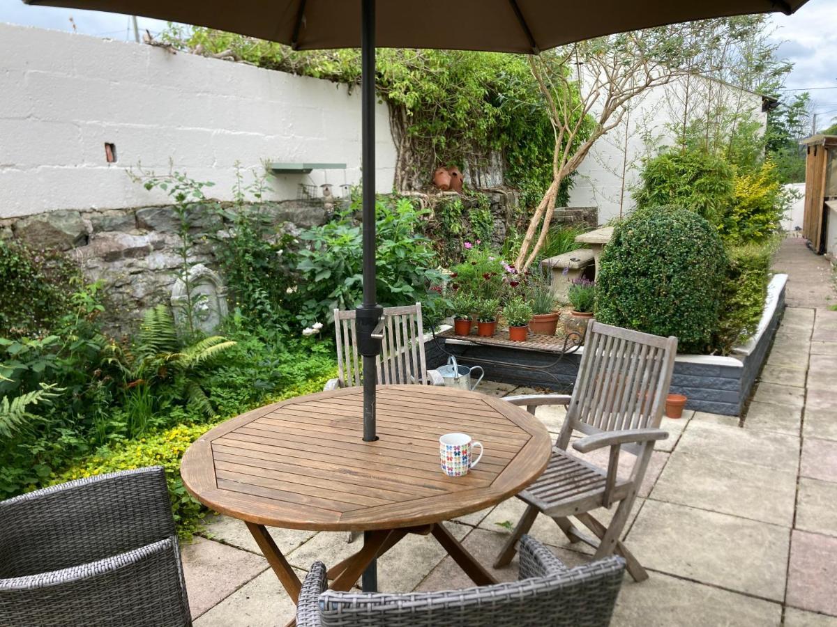 Bryntirion Farmhouse Apartment With Hot Tub Llanfair Caereinion Bagian luar foto