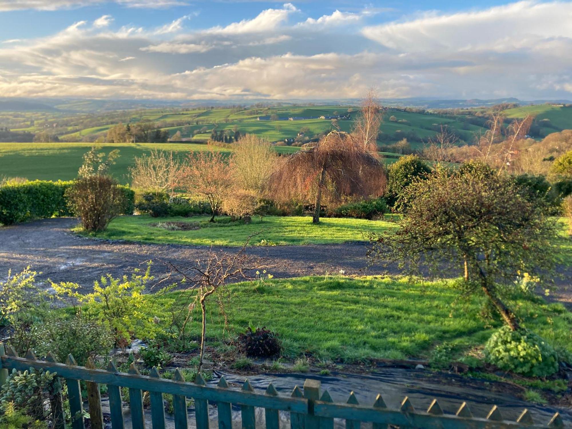 Bryntirion Farmhouse Apartment With Hot Tub Llanfair Caereinion Bagian luar foto
