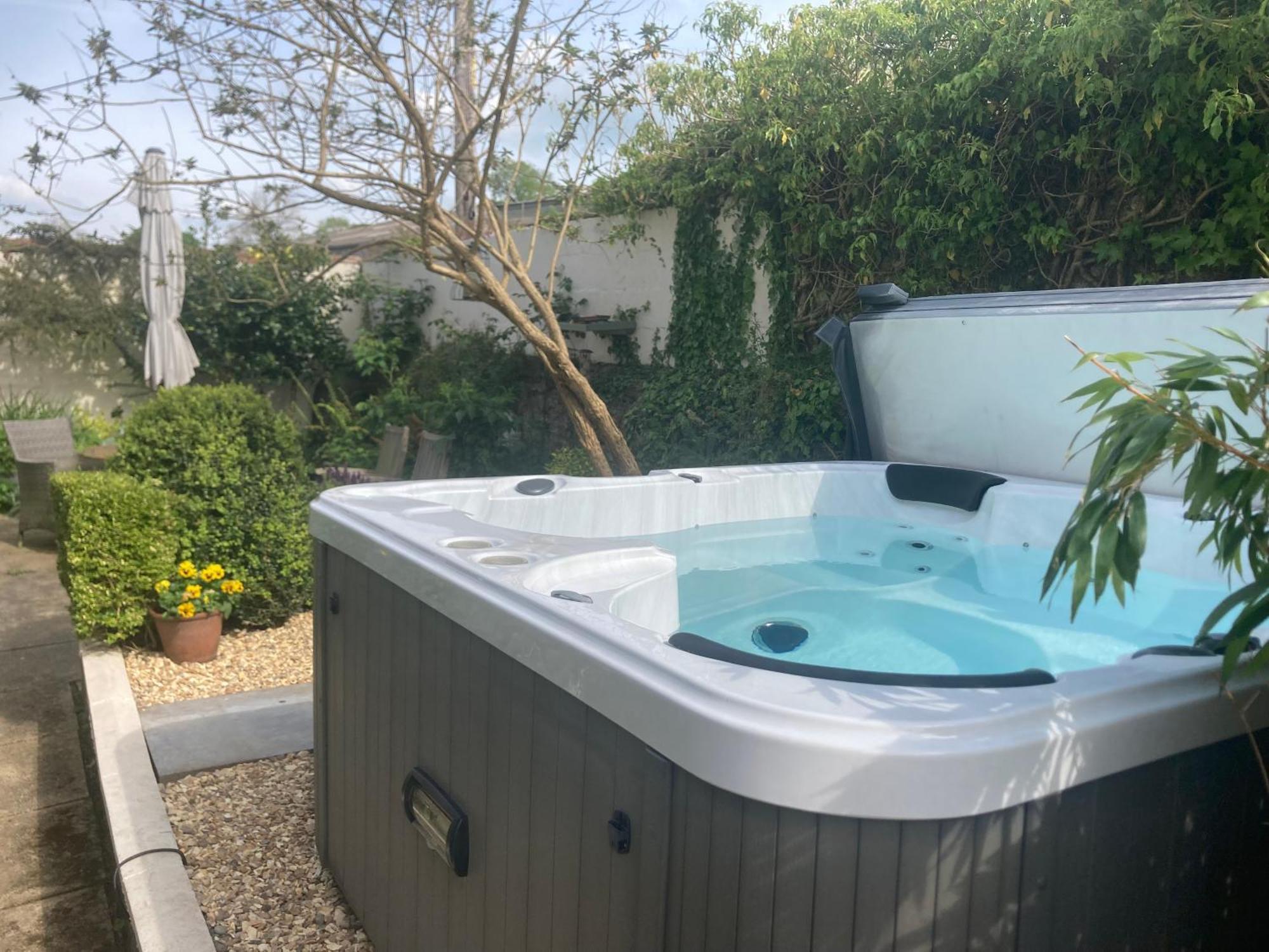 Bryntirion Farmhouse Apartment With Hot Tub Llanfair Caereinion Bagian luar foto