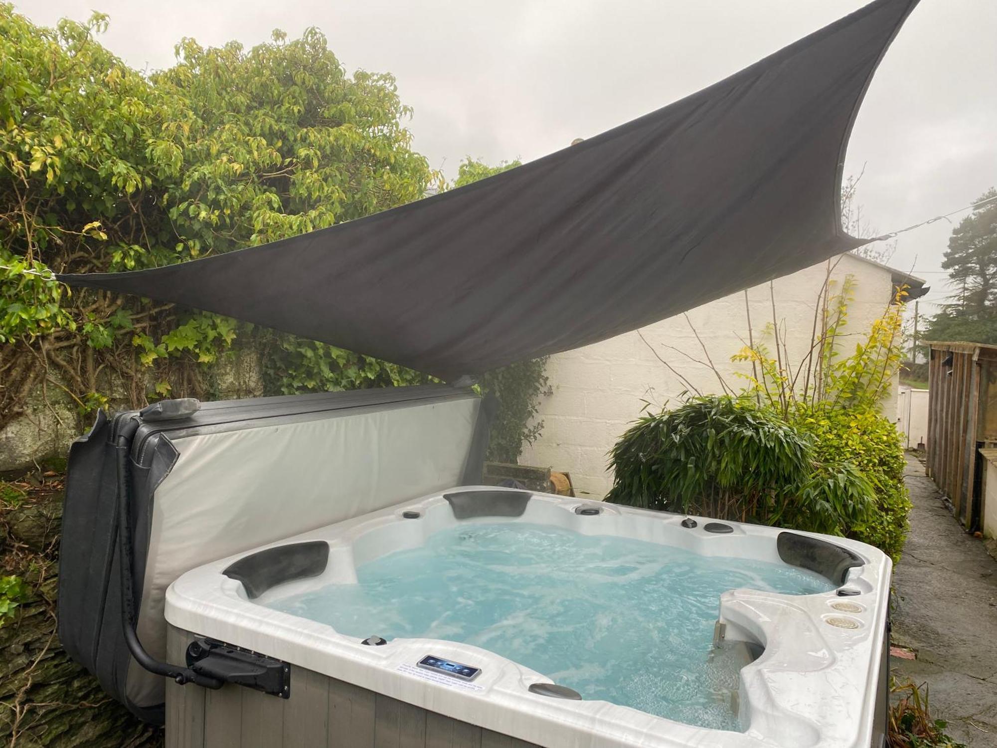 Bryntirion Farmhouse Apartment With Hot Tub Llanfair Caereinion Bagian luar foto